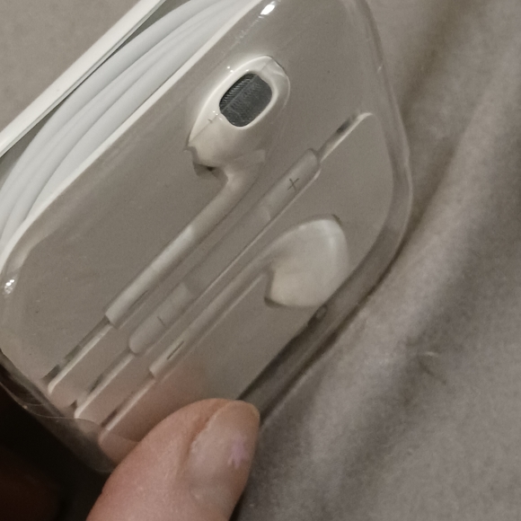 NEW! APPLE Ear Buds - Picture 4 of 7